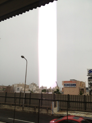 Illustration for article titled Strange Beams of Light Zapping Japan or iPhone Glitch? YOU PICK!